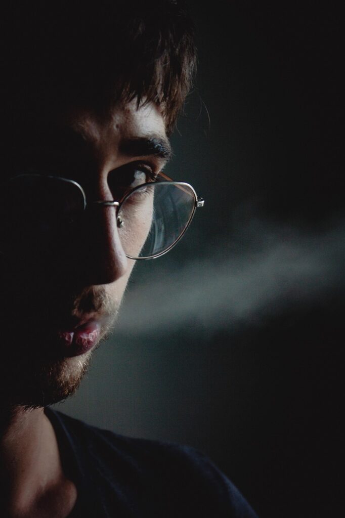 タバコが原因でできるニキビ跡の改善方法は？