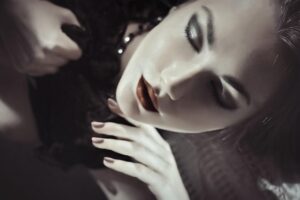 大人ニキビ対策における化粧品の見直しポイントは？